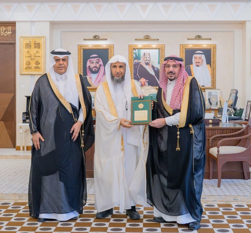 سمو أمير منطقة القصيم يكرّم جمعية الإحسان ضمن الجهات الداعمة للمبادرات التعليمية
